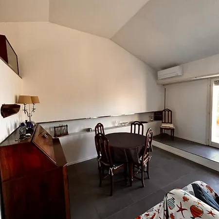 Frontemare Con Terrazzo *